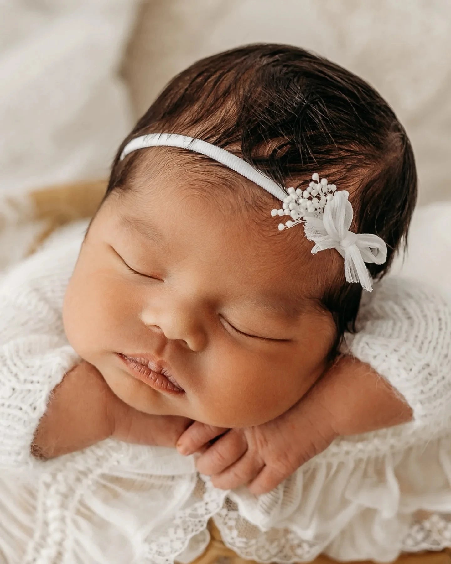 Soft White Chiffon Lace Blanket High-quality Basket Filling Newborns Background