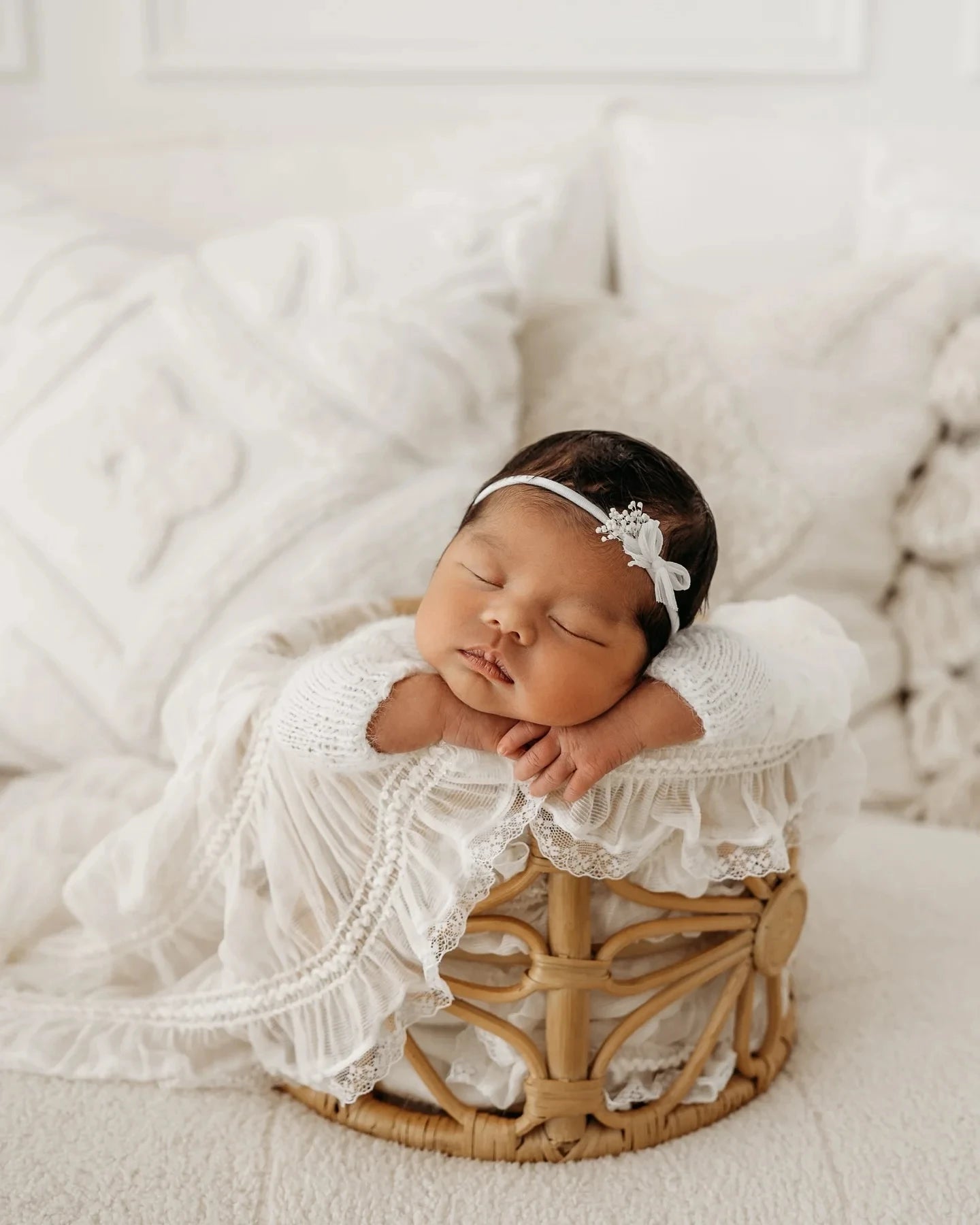 Soft White Chiffon Lace Blanket High-quality Basket Filling Newborns Background