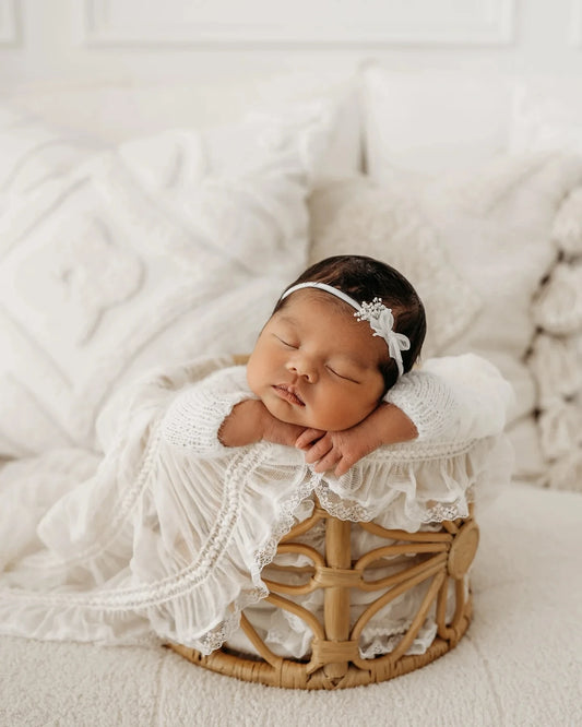 Soft White Chiffon Lace Blanket High-quality Basket Filling Newborns Background